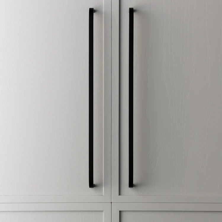 Large appliance pulls enhancing your kitchen design